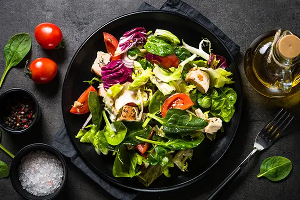 Salade orientale et feuilles de vigne